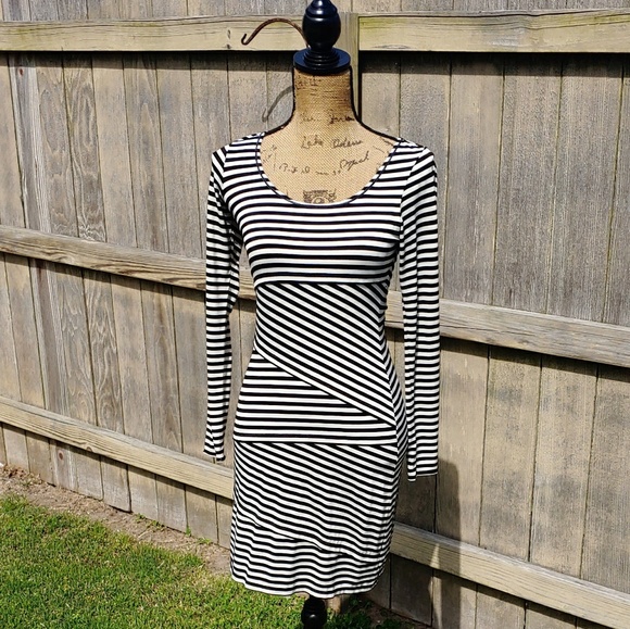 🔥SALE🔥Max Studio Body Con Dress - Picture 2 of 8